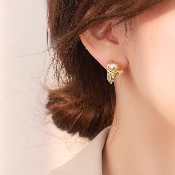 💎 BOGO❗️ PRICE🔻 Mermaid’s Tail Pearl Earrings - Picture 3 of 7